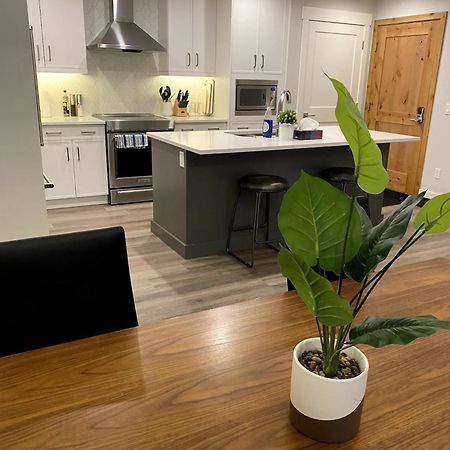 Luxury Unit In The Heart Of Канмор Екстериор снимка