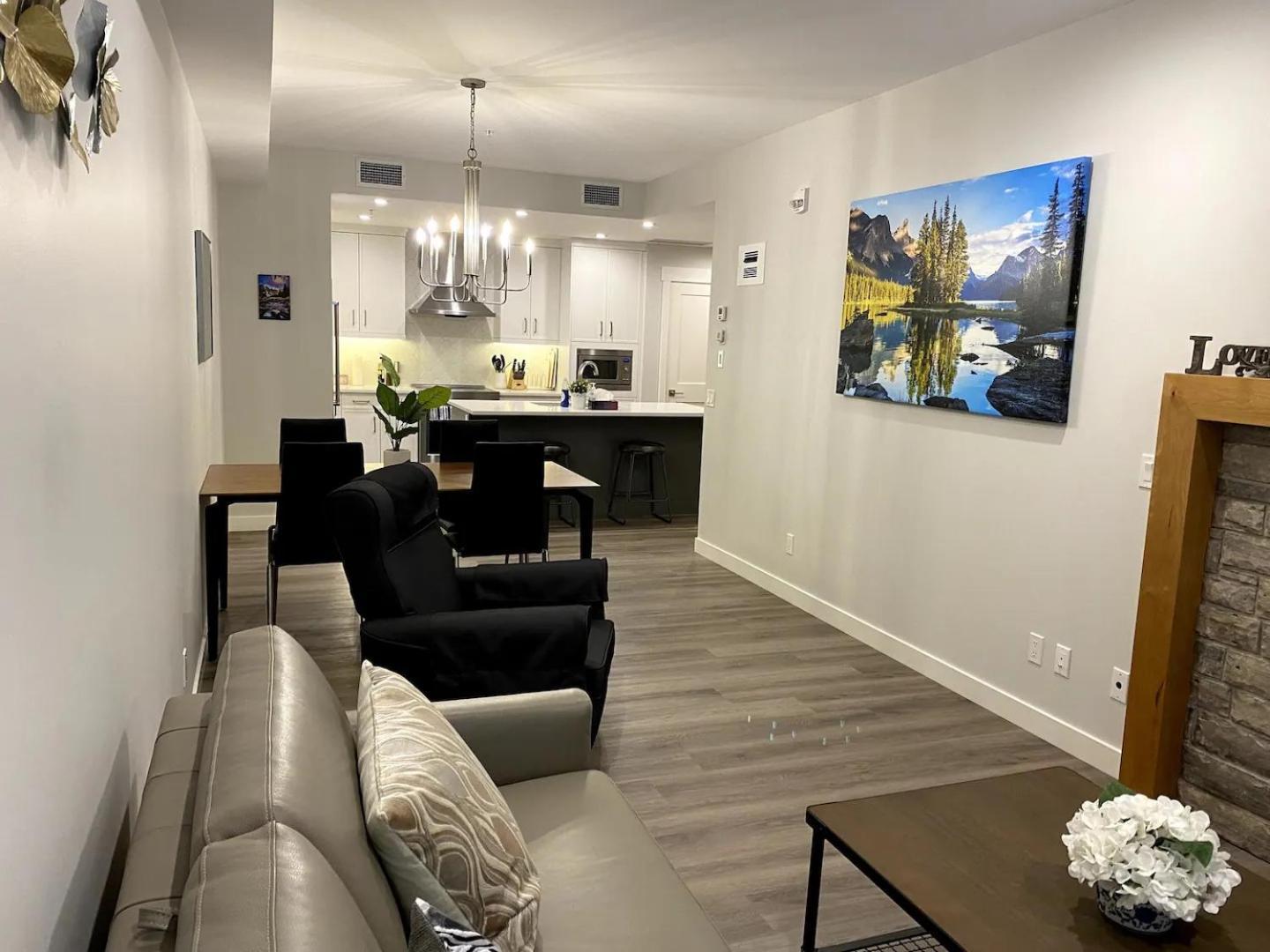 Luxury Unit In The Heart Of Канмор Екстериор снимка