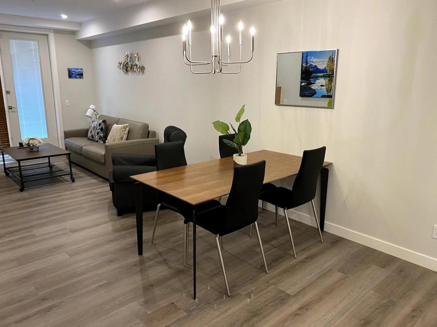 Luxury Unit In The Heart Of Канмор Екстериор снимка