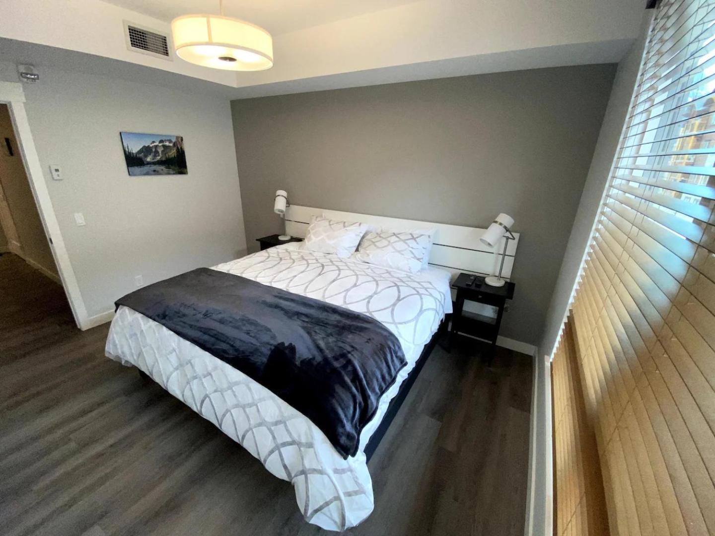 Luxury Unit In The Heart Of Канмор Екстериор снимка