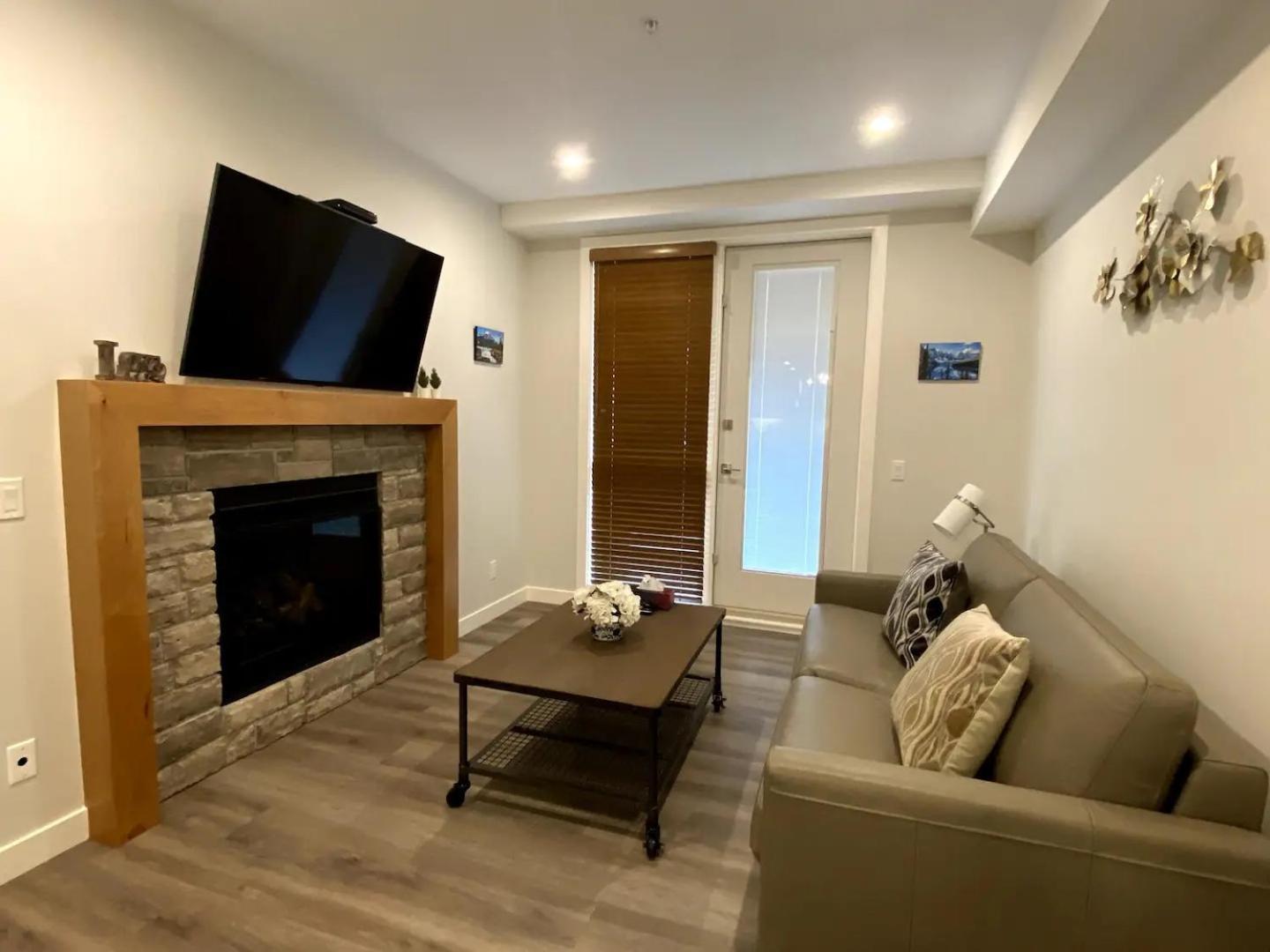 Luxury Unit In The Heart Of Канмор Екстериор снимка