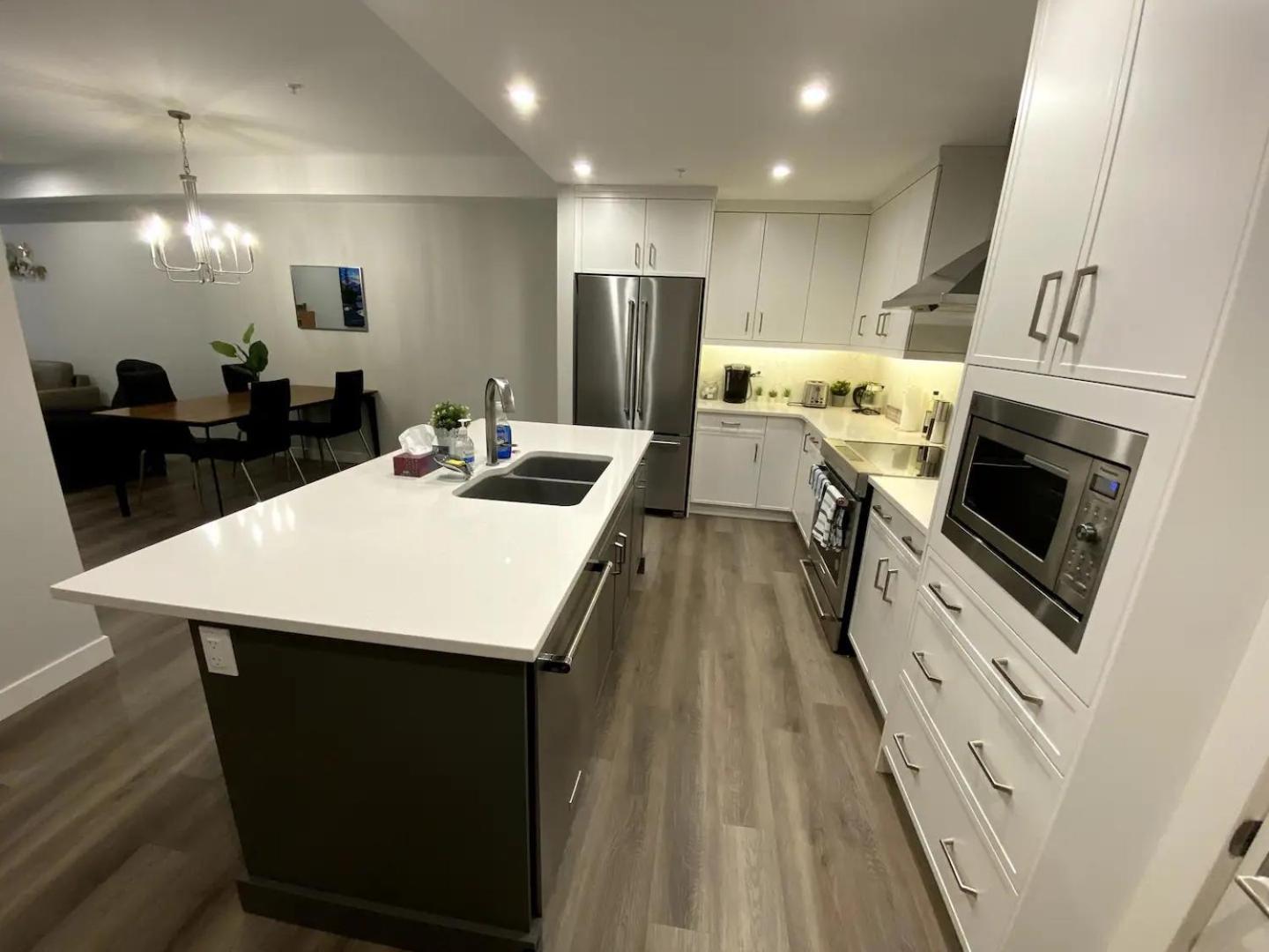 Luxury Unit In The Heart Of Канмор Екстериор снимка