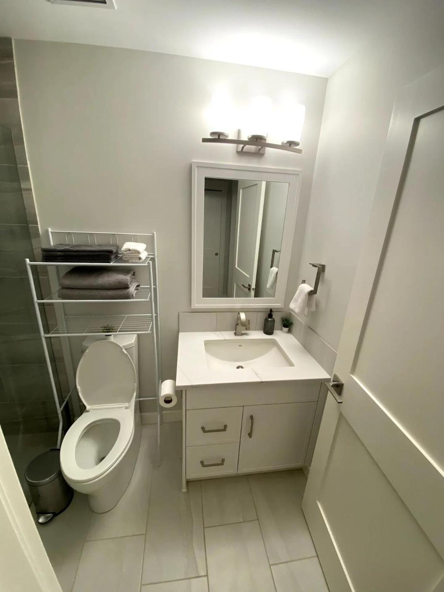 Luxury Unit In The Heart Of Канмор Екстериор снимка