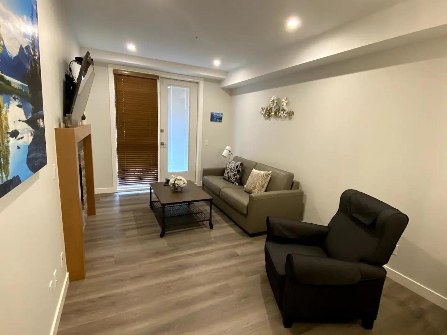 Luxury Unit In The Heart Of Канмор Екстериор снимка